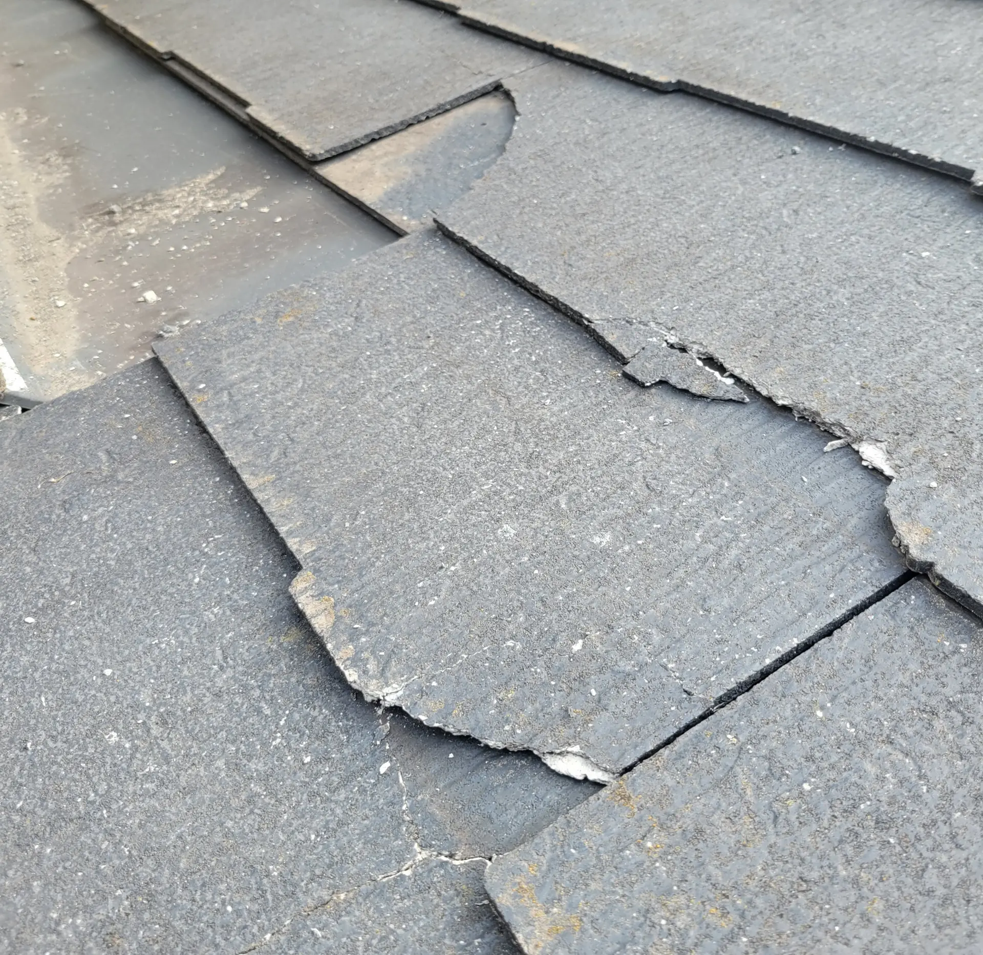 下地調整の重要なポイント4 ひび割れ、クラック補修（屋根） | 栃木県