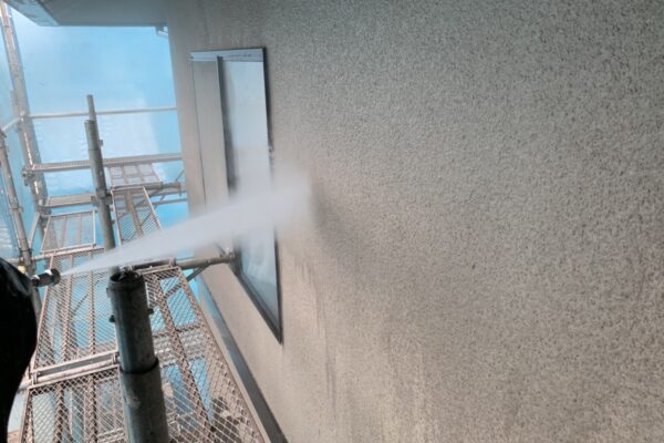 栃木県宇都宮市で外壁塗装に欠かせない高圧洗浄を行いました！　