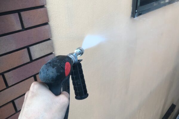 栃木県宇都宮市　S様邸にて　外壁塗装の仕上がりを左右する高圧洗浄作業