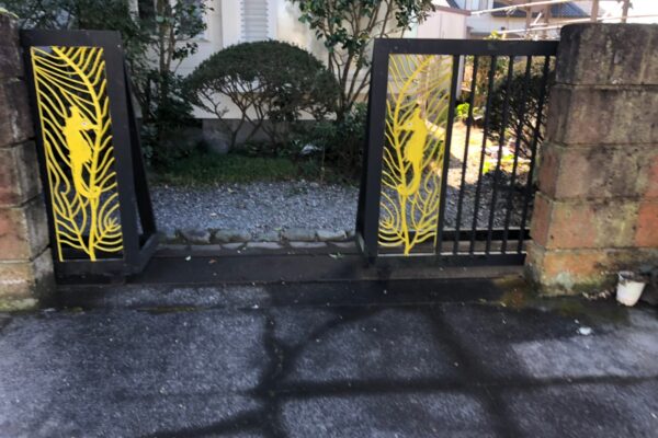 栃木県宇都宮市　外壁塗装工事　門扉の塗装　鉄部は錆びる前に塗装をしましょう！