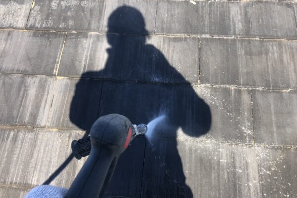 栃木県宇都宮市　屋根・外壁塗装工事　下地処理の高圧洗浄　塗装は外壁と屋根のセットがお得！
