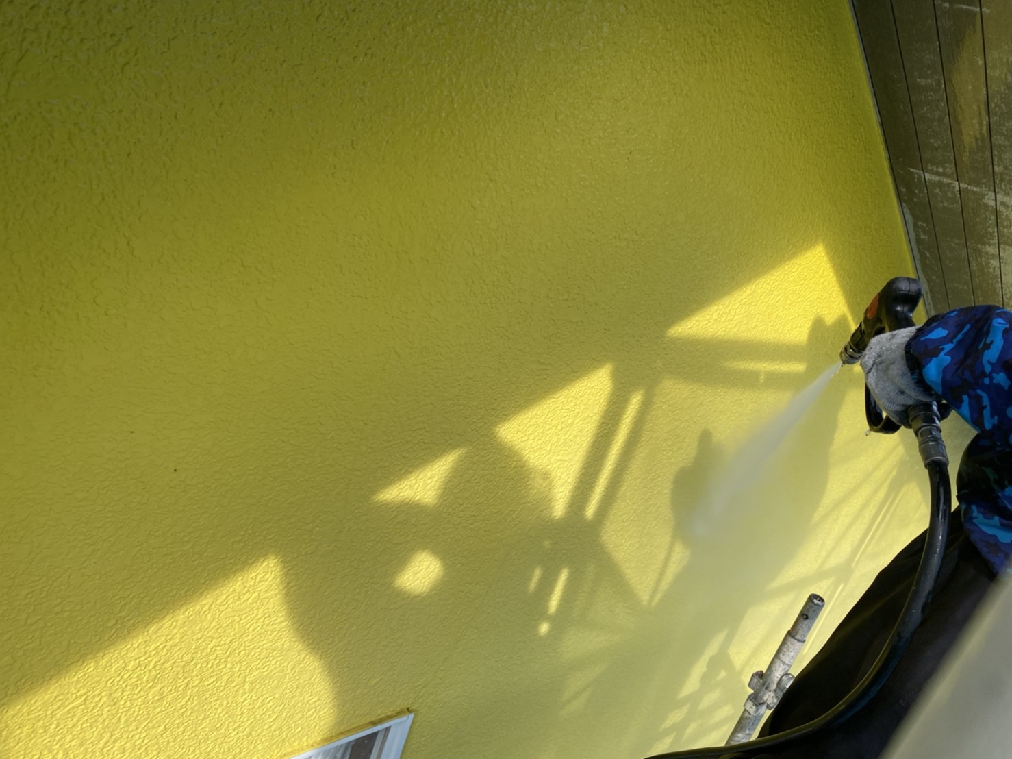 栃木県宇都宮市　屋根・外壁塗装工事　下地処理の高圧洗浄　塗装は外壁と屋根のセットがお得！