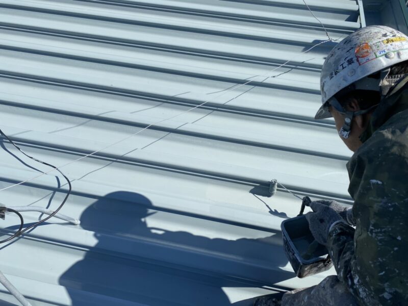栃木県宇都宮市　屋根塗装工事　折半屋根は錆が発生する前に塗装をしましょう！