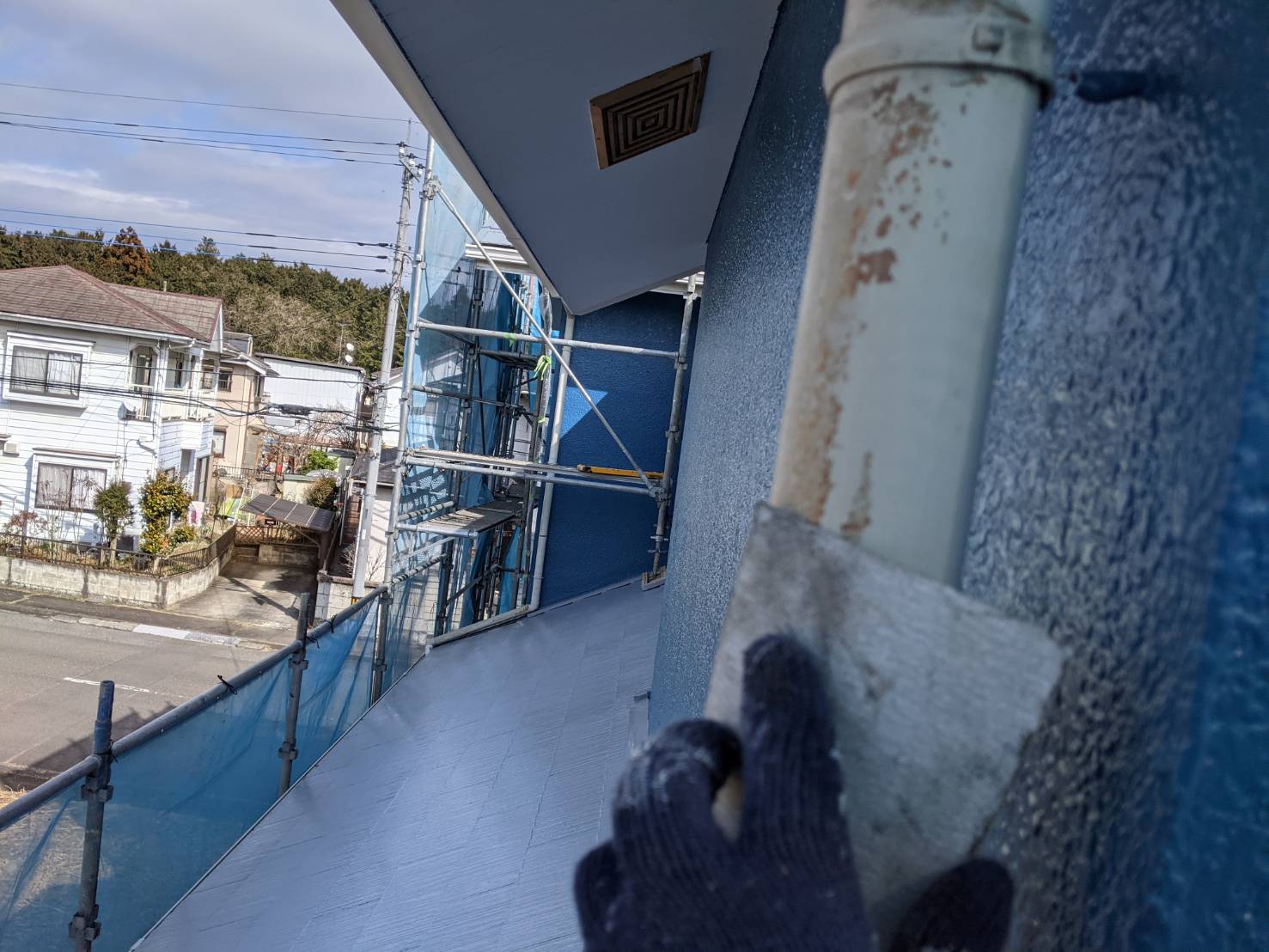 栃木県宇都宮市　外壁塗装工事　外壁塗装と雨樋のケレン作業