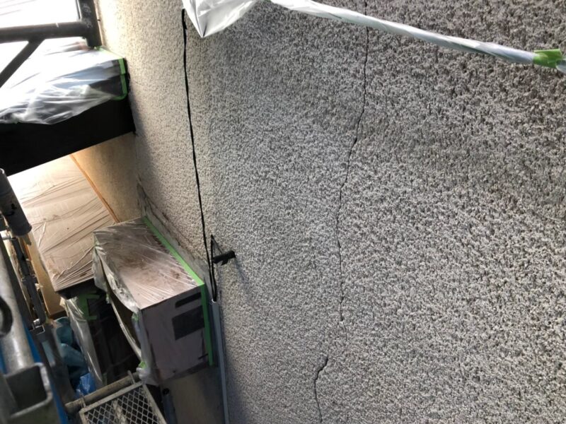 栃木県宇都宮市　外壁塗装工事　クラックとは？補修方法と放置しておくリスク