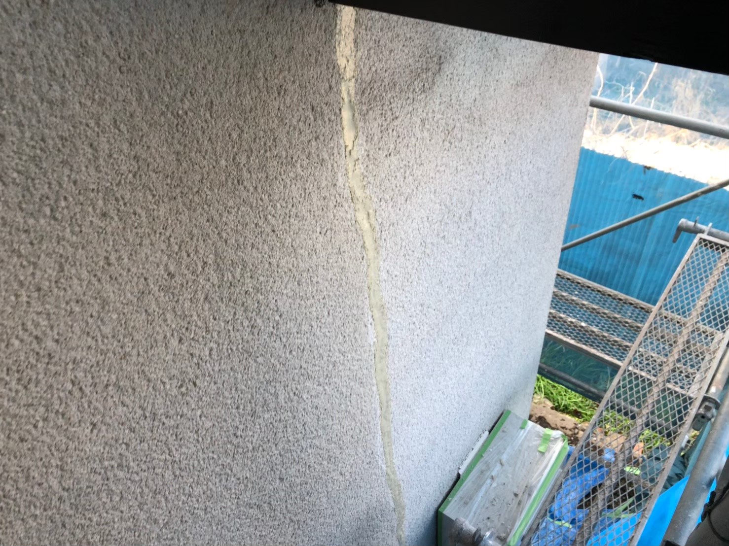 栃木県宇都宮市　外壁塗装工事　クラックとは？補修方法と放置しておくリスク