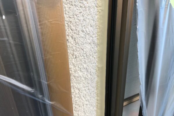 栃木県鹿沼市　外壁塗装工事　開口部のシーリング打ち　打ち替えと増し打ちの使い分け